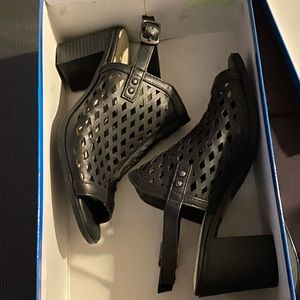 Easy Street Flex Chunky Heel Sandal